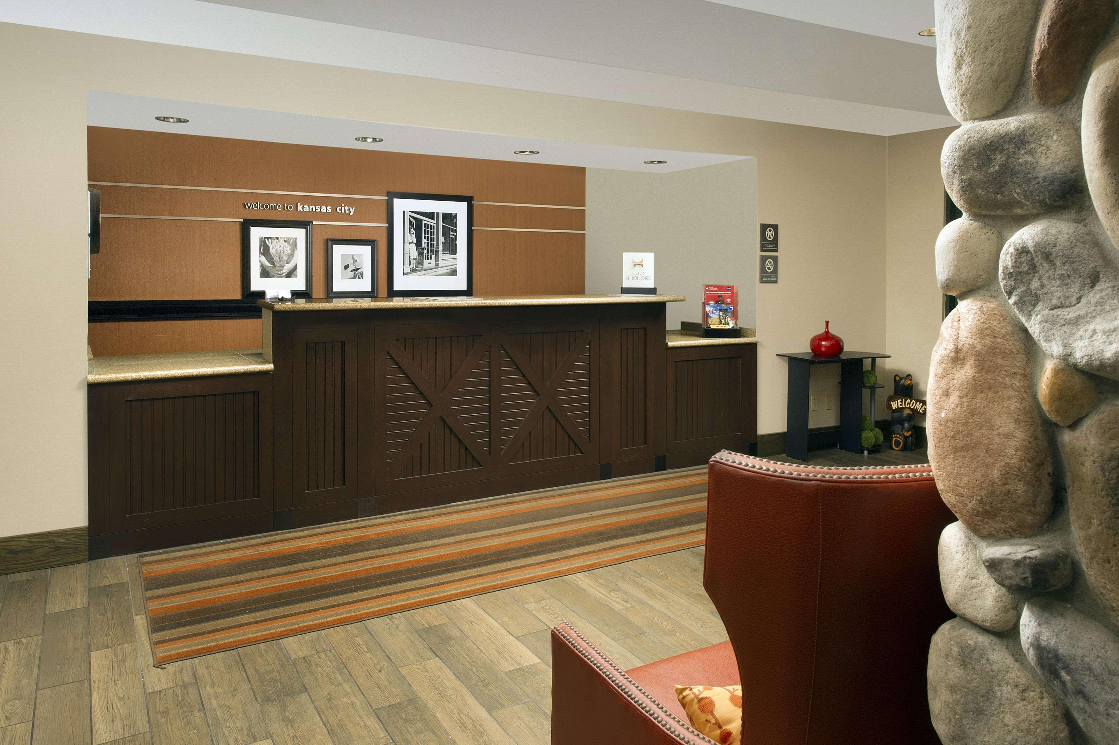 Hampton Inn Kansas City The Legends Beltér fotó